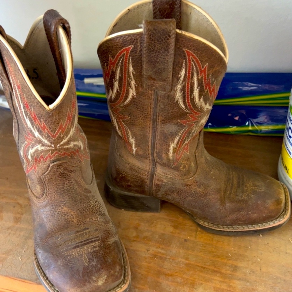 Toddler boys size 8.5 ariat boots